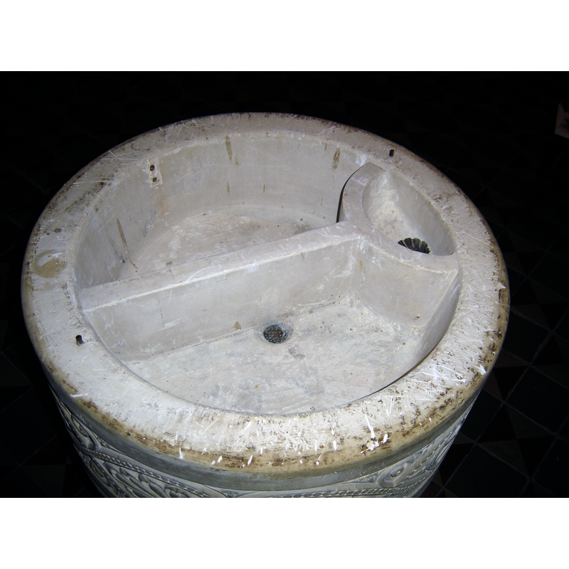 Source caption: " la cuve est divisée en trois parties, l'une où l'on puise l'eau bénite, l'autre percée d'un trou pour laisser écouler l'eau versée sur la tête du candidat au baptême,et la troisième pour les huiles saintes"