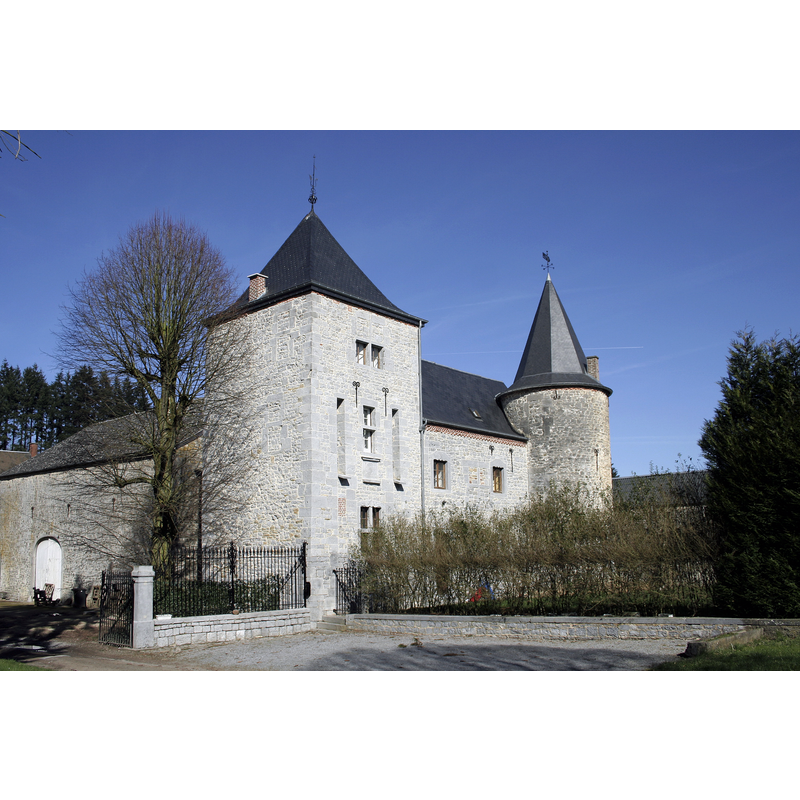 Source caption: "Emptinne (Belgique), le château-ferme « de Fontaine » (XVIIe siècle) / Èm’tène (Bèljike), li tchèstê-cinse « de Fonftaine » (XVIIin.me sièke)" [NB: the temporary location of the former font [cf. FontNotes]]