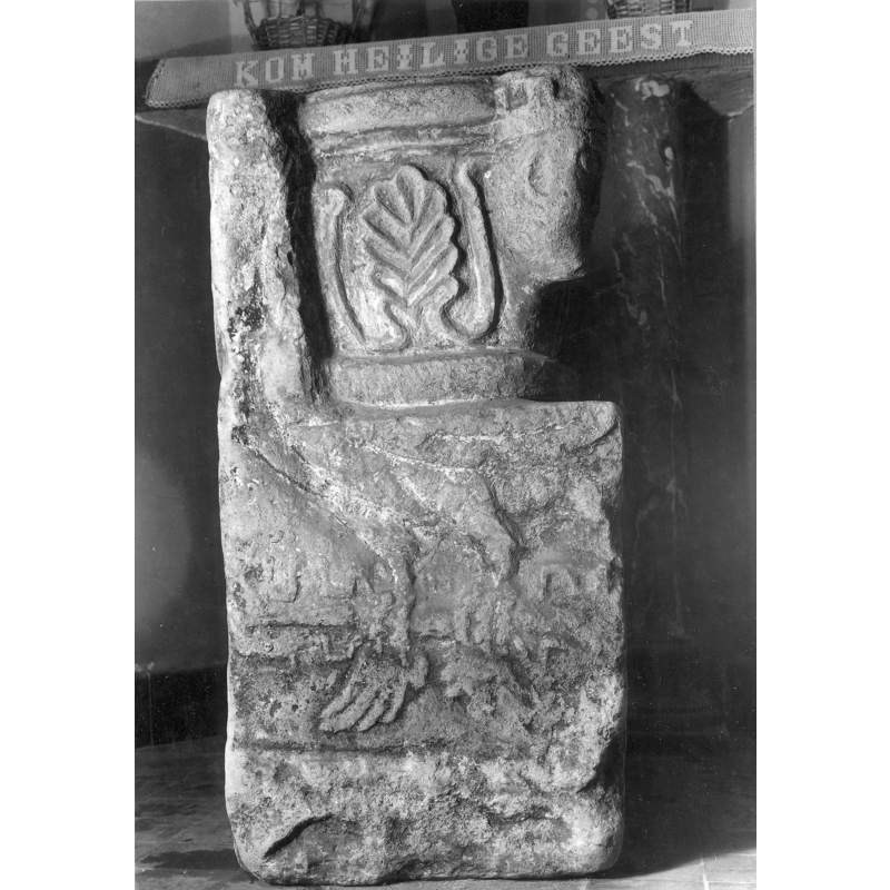 the legs and the body start on the bottom half, but the neck and head are carved on the upper half of the block