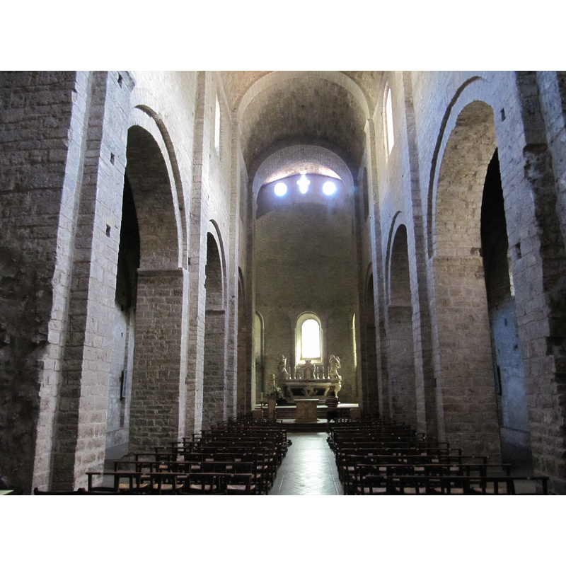 Source caption: "Intérieur de l'Abbaye de Saint-Guilhem-le-Désert"
