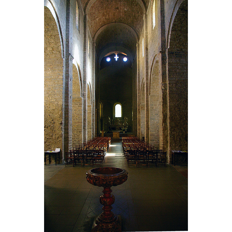 Source caption: "Saint-Guilhem-le-Désert, Hérault, France - nef de l'abbatiale."