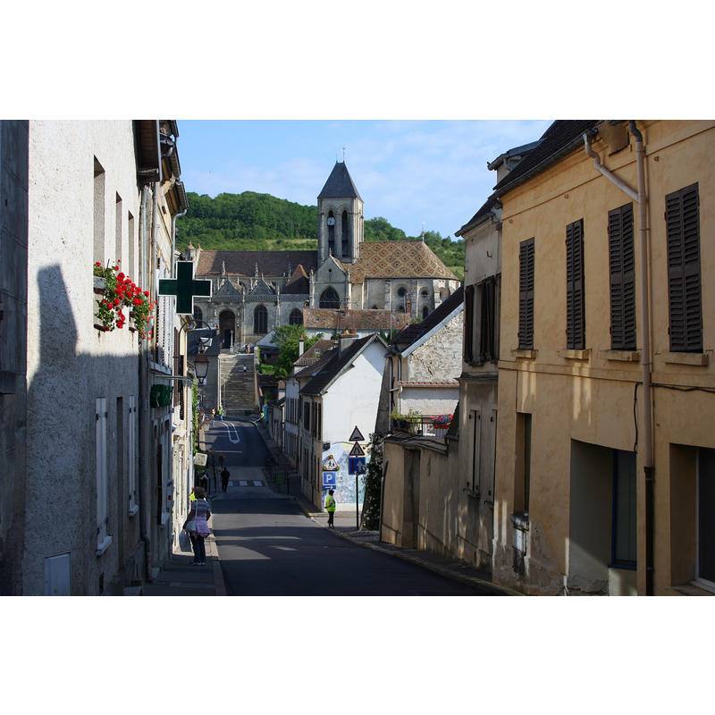 Source caption; "La rue de l'église à Vétheuil, Val-d'Oise, France"