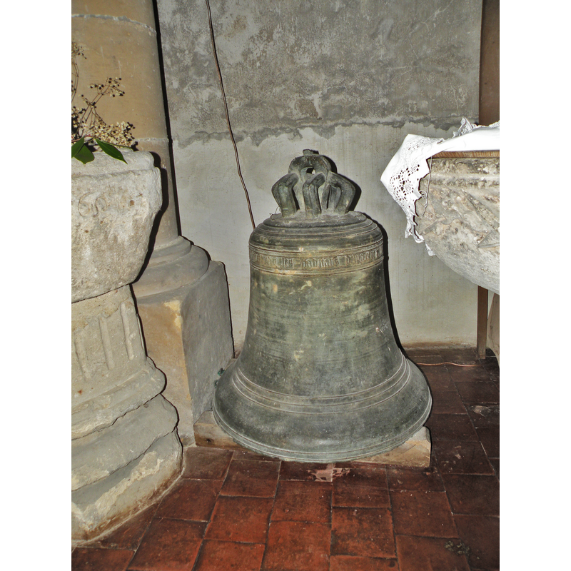 Source caption: "Église Saint-Martin de Vallangoujard cloche Nicole" [NB: the 'Nicole' bell is located between a stoup (left) and a font (right) [cf. the other BSI entries for these vessels]]