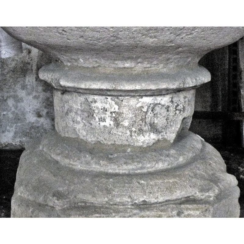 four leaf-like motifs set at 90-degree angles o the lower moulding
