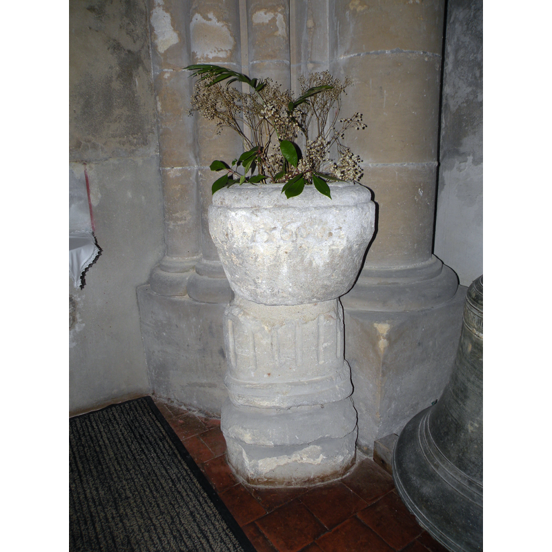 Source caption: " fonts baptismaux de l'église Saint-Martin de Vallangoujard" [a stoup?]