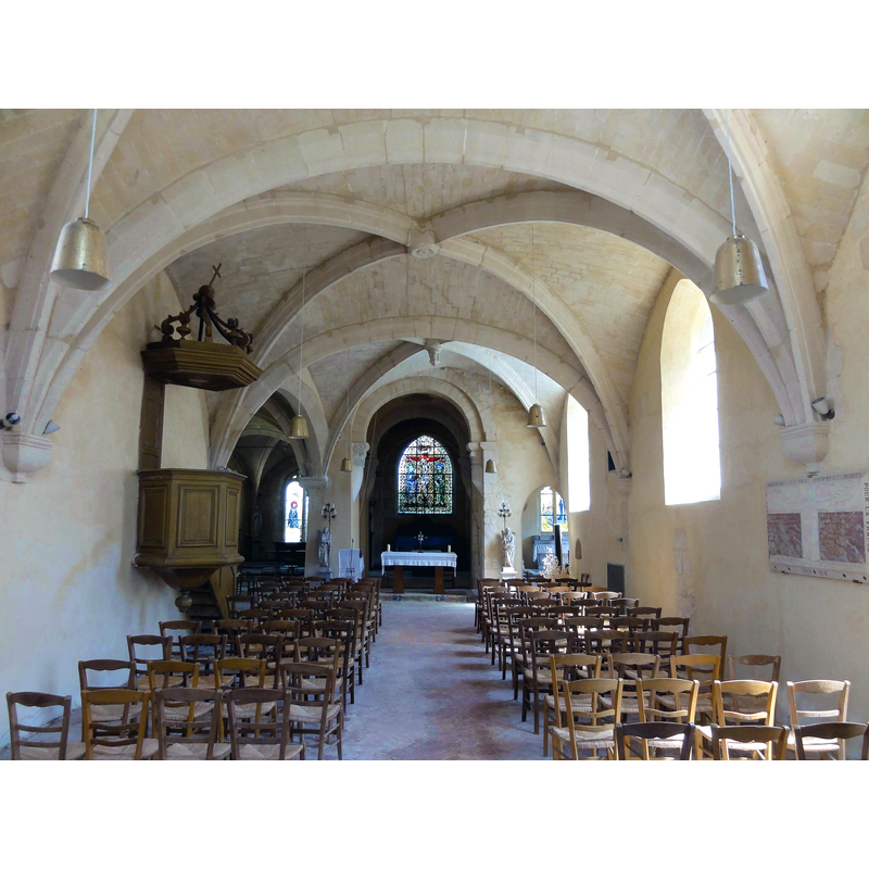 Source caption: "Arthies (95), église Saint-Aignan, nef, vue vers l'est"