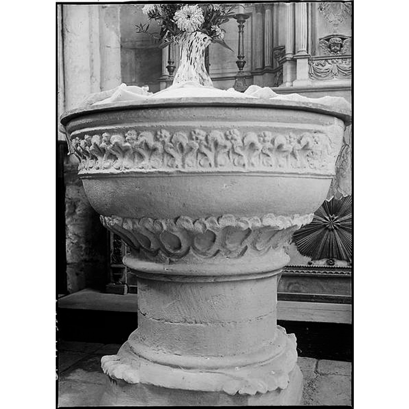 Source caption: "Fonts baptismaux : cuve ovale soulignée par deux frises à décor de feuilles de vigne stylisées"