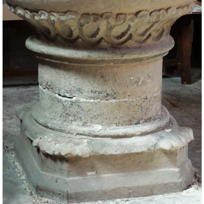 set at 90-degree angles on a moulding of the lower base [or, are they claws?]
