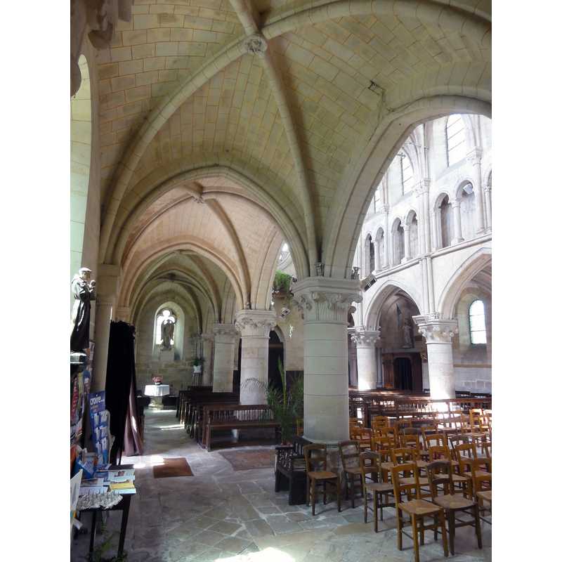 Source caption: "Nesles-la-Vallée (95), église Saint-Symphorien, bas-côté sud, vue vers l'ouest" -- showing the the baptismal font at the far end
