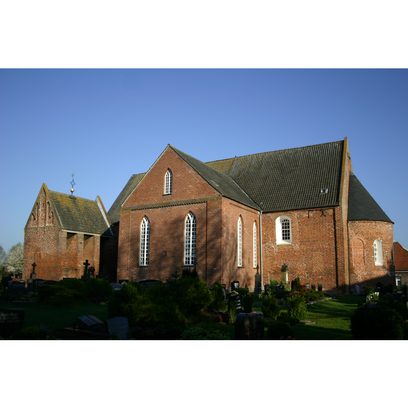 Source caption: "Historische Kirche in Strackholt, Landkreis Aurich, Ostfriesland"