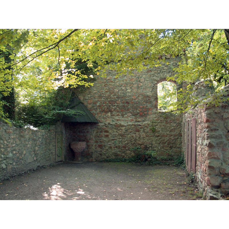 Source caption: "Ruine des Nonnenklosters auf dem Heiligenberg bei Jugenheim, Bergstraße, Deutschland. Inneres der Klosterkirche, Blick nach Westen aus Richtung des Altars."