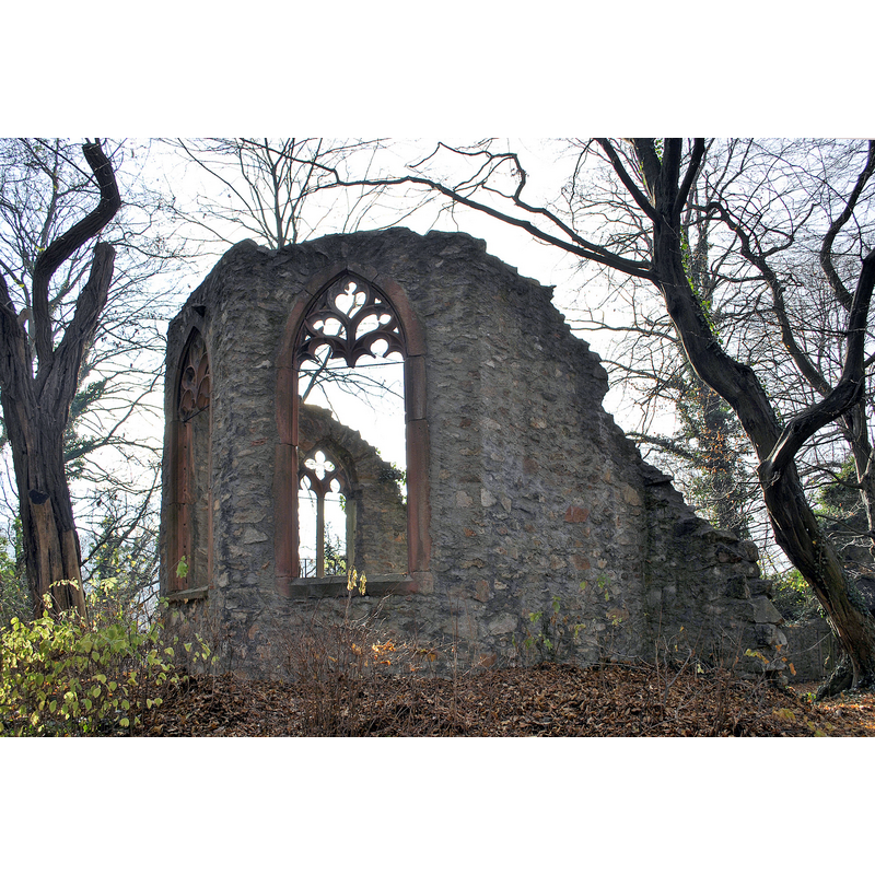 Source caption: " Malerische Ruine auf dem Heiligenberg über Jugenheim (Hessen)" -- re-built as a romantic ruin in 1831