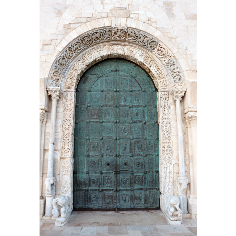 Source caption: "Duomo di trani, facciata, portale con copia della porta di barisano da trani"