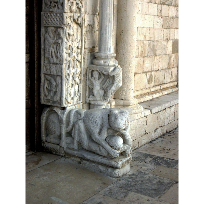 Source caption: "Cattedrale di Trani (Puglia, Italy), 1099 - 1143. Leone stiloforo di destra."