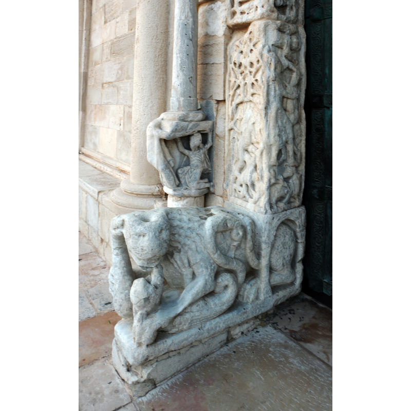 Source caption: "Duomo di trani, facciata, portale, rilievi"