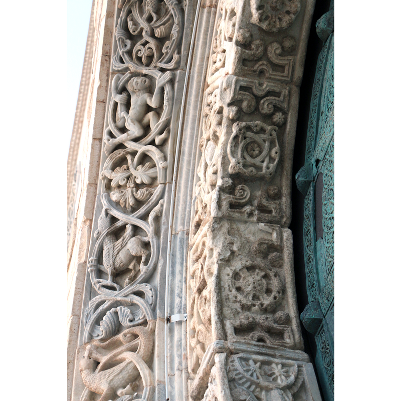 Source caption: "Duomo di trani, facciata, portale, rilievi"