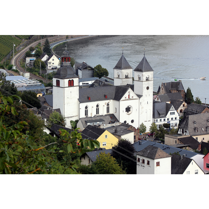 Source caption: "Ehemalige Stiftskirche St. Castor in Karden, Blick von oberhalb der Weinberge aus Richtung Südwest"