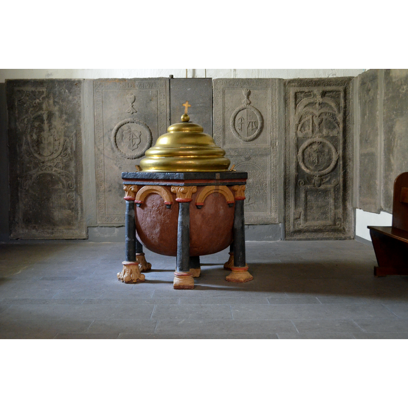 Source caption: "Karden - Sint Kastorkerk - Doopvont" -- all stone surfaces are painted