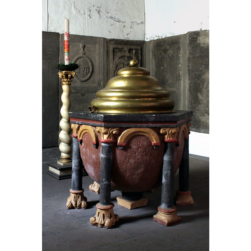 Source caption: "Taufstein in der ehemaligen Stiftskirche St. Castor in Karden"