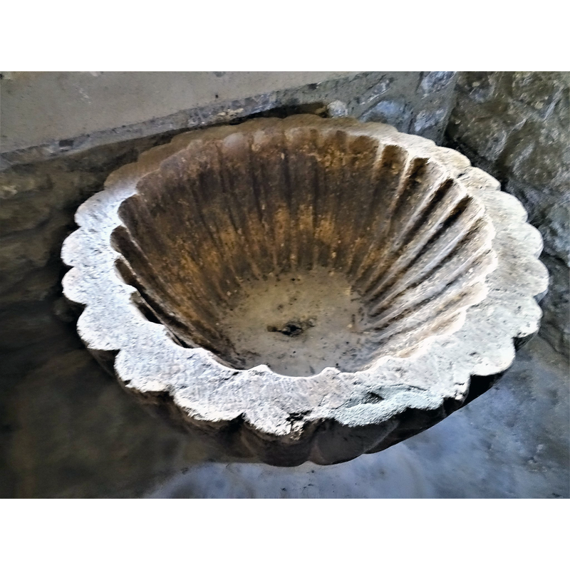 showin the central drain hole