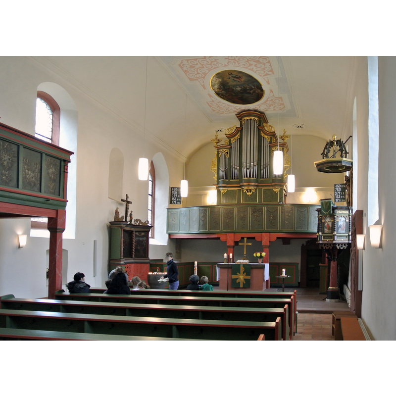 Source caption: "Evangelische Kirche in Frankfurt-Nieder-Erlenbach, Altarraum" -- showing the top of the 1955 baptismal font in the northeast corner