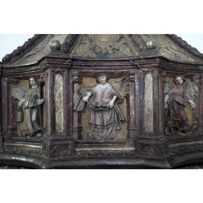 Source caption: "Katholische Pfarrkirche, ehemalige Stiftskirche des Augustiner-Chorherrenstiftes St. Zeno in Bad Reichenhall im Landkreis Berchtesgadener Land (Bayern/Deutschland), Taufstein von 1522, am Holzdeckel Reliefs von Engeln mit Leidenswerkzeugen"