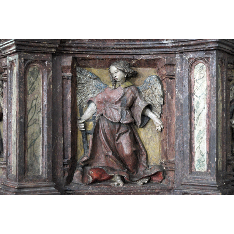Source caption: "Katholische Pfarrkirche, ehemalige Stiftskirche des Augustiner-Chorherrenstiftes St. Zeno in Bad Reichenhall im Landkreis Berchtesgadener Land (Bayern/Deutschland), Taufstein von 1522, am Holzdeckel Reliefs von Engeln mit Leidenswerkzeugen"