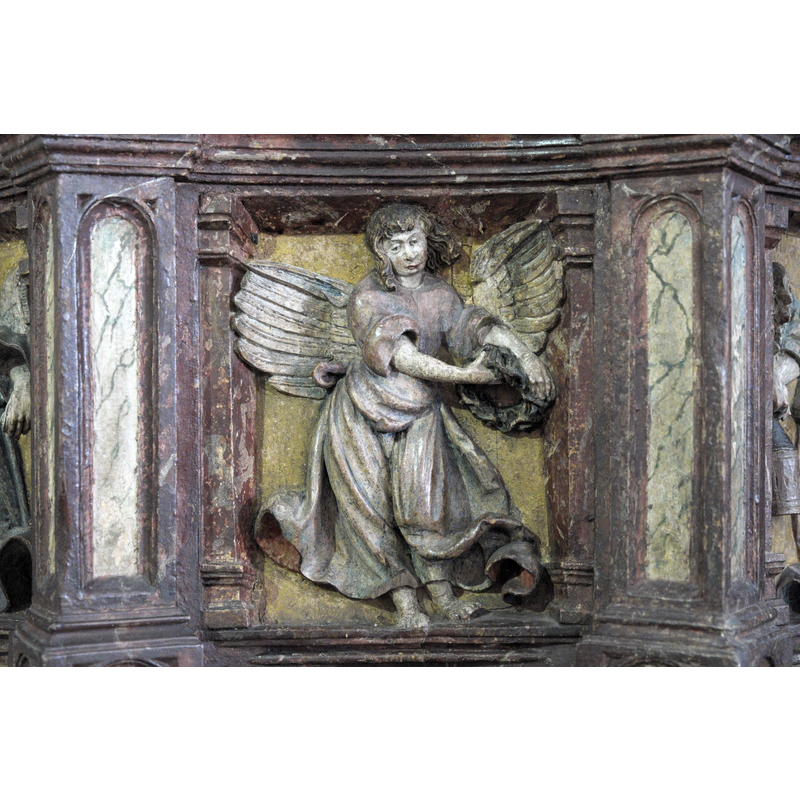 Source caption: "Katholische Pfarrkirche, ehemalige Stiftskirche des Augustiner-Chorherrenstiftes St. Zeno in Bad Reichenhall im Landkreis Berchtesgadener Land (Bayern/Deutschland), Taufstein von 1522, am Holzdeckel Reliefs von Engeln mit Leidenswerkzeugen"