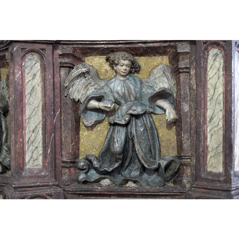 Source caption: "Katholische Pfarrkirche, ehemalige Stiftskirche des Augustiner-Chorherrenstiftes St. Zeno in Bad Reichenhall im Landkreis Berchtesgadener Land (Bayern/Deutschland), Taufstein von 1522, am Holzdeckel Reliefs von Engeln mit Leidenswerkzeugen"