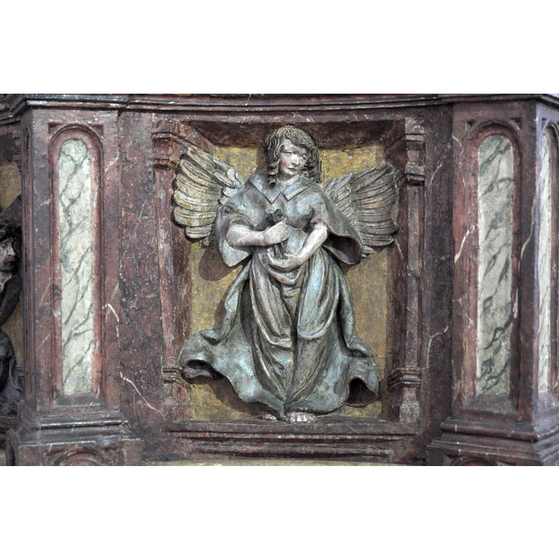Source caption: "Katholische Pfarrkirche, ehemalige Stiftskirche des Augustiner-Chorherrenstiftes St. Zeno in Bad Reichenhall im Landkreis Berchtesgadener Land (Bayern/Deutschland), Taufstein von 1522, am Holzdeckel Reliefs von Engeln mit Leidenswerkzeugen"