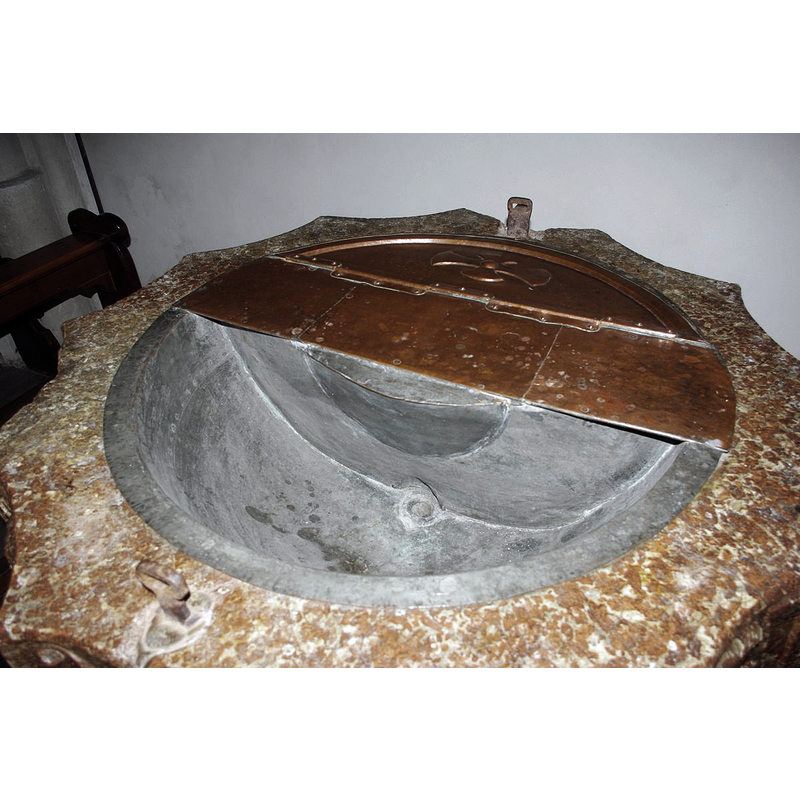 Source caption: "Geöffneter Taufstein in der Kirche St. Zeno in 83435 Bad Reichenhall"