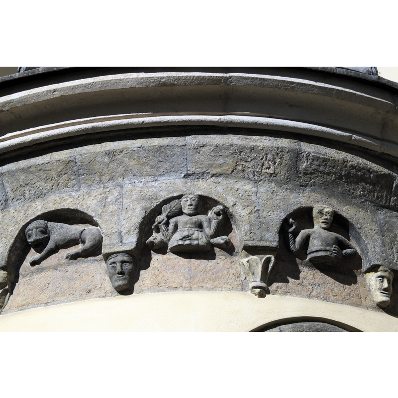Source caption: " Katholische Pfarrkirche St. Nikolaus in Bad Reichenhall im Landkreis Berchtesgadener Land (Bayern/Deutschland), romanische Apsis mit Blendbogenfries, Reliefdarstellungen und skulptierten Konsolen"
