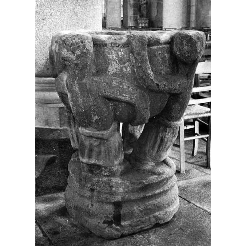 Source caption: "Fonts baptismaux de l'église Saint-Sauveur de Plancoët. Brezhoneg: Maen-badez iliz Plangoed."