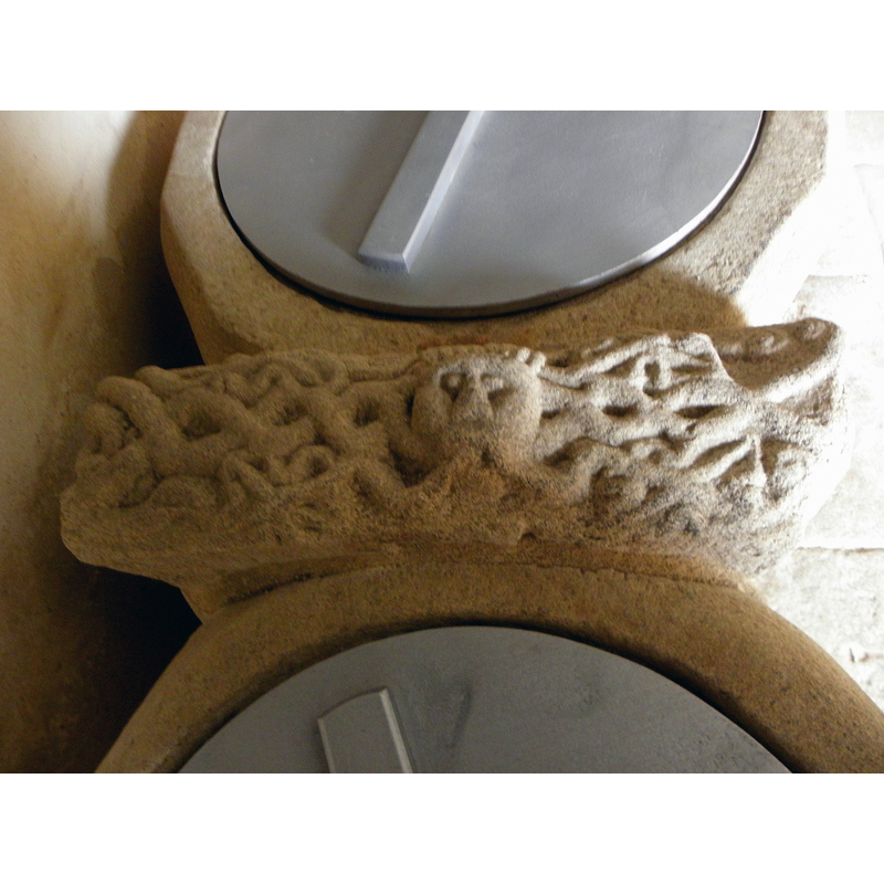 Source caption: "Fonts baptismaux de l'église Saint-Pierre de Quédillac" -- on the upper part of the link between the two basins