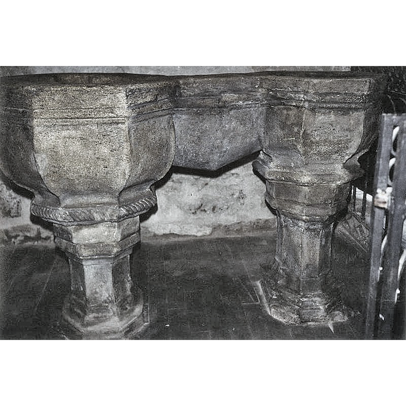 varied: some plain on the right pedestal base, some rope-shaped on the left pedestal base