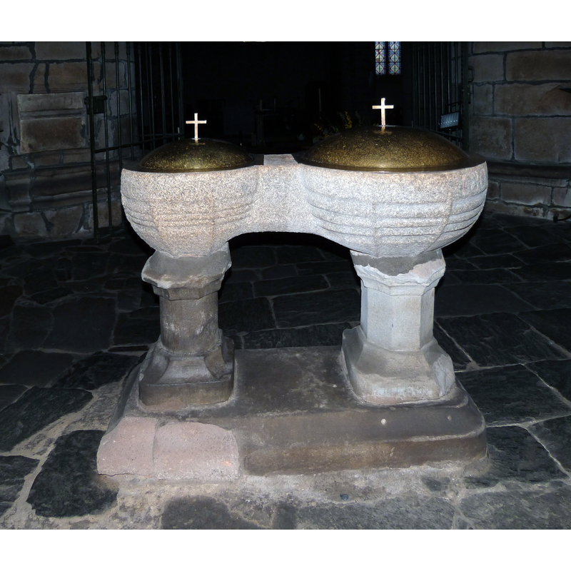 Source caption: "Fonts baptismaux de l'église Saint-Pierre de Plénée-Jugon (Côtes-d'Armor)"