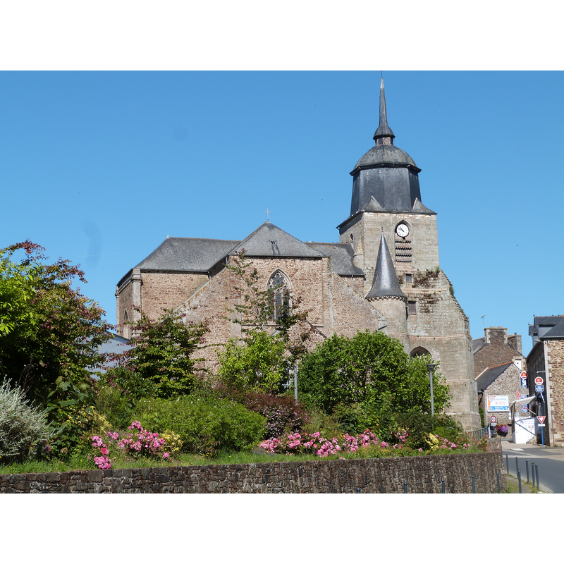 Source caption: "Église Saint-Pierre de Plénée Jugon vue depuis la D25 (Côtes-d'Armor)"