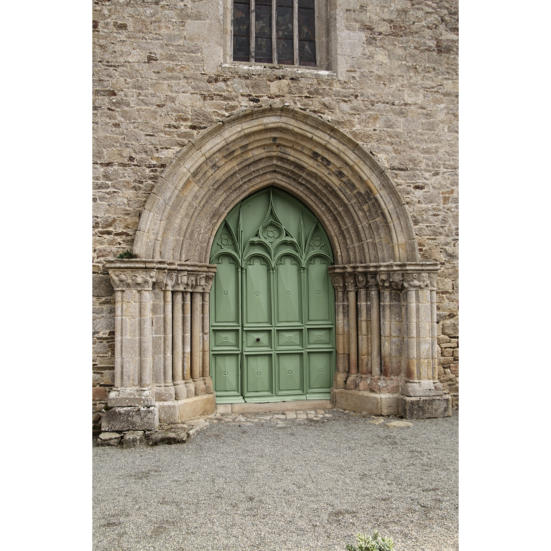 Source caption: "Église Notre-Dame de Jugon-les-Lacs : portail ouest."