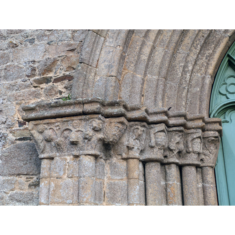 Source caption: " Frise de mascarons coiffant les colonnettes de l'embrasure du portail ouest de l'église Notre-Dame et Saint-Etienne de Jugon-les-Lacs (Côtes-d'Armor)"