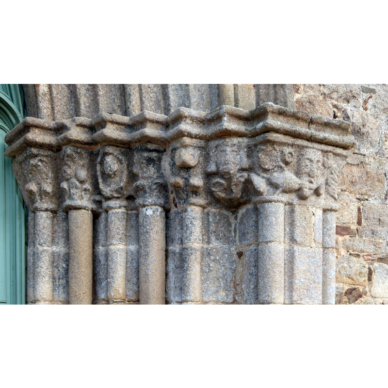 Source caption: "Faisceau de colonnettes coiffées de mascarons et constituant une partie de l'embrasure du portail ouest de l'église Notre-Dame et Saint-Etienne de Jugon-les-Lacs"