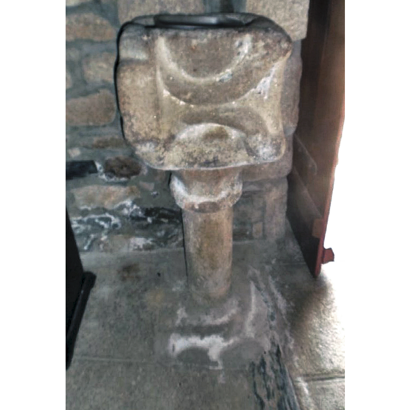 NB: although the source caption of this image reads "Tressaint cuve baptismale (XVIe)" the object is clearly a holy-water stoup, located inside, by the doorway.