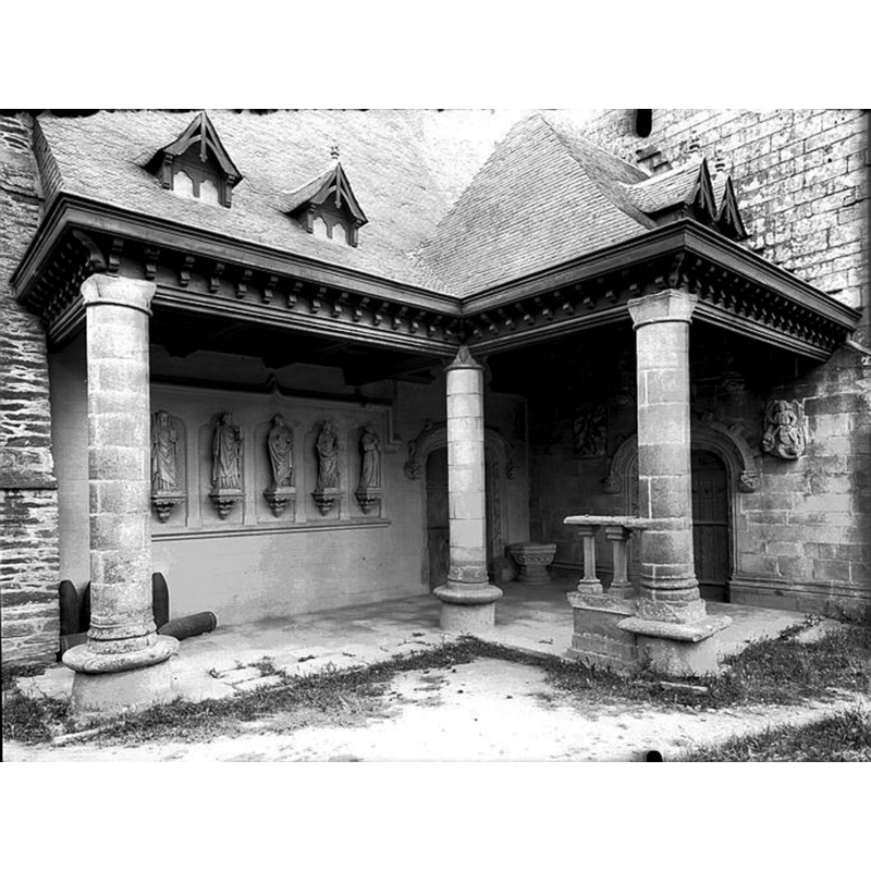 Source caption: "Porche sud" -- showing the lerge stoup to the left of the door