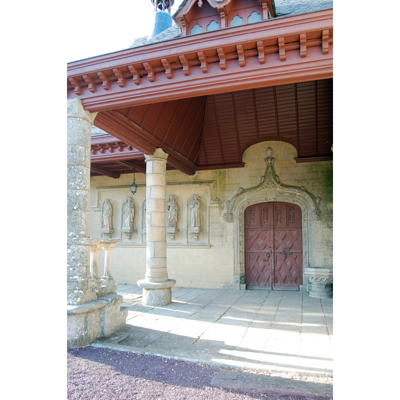 Source caption: "Porche de l'église de Saint-Léry" -- shwing the large stoup on the right
