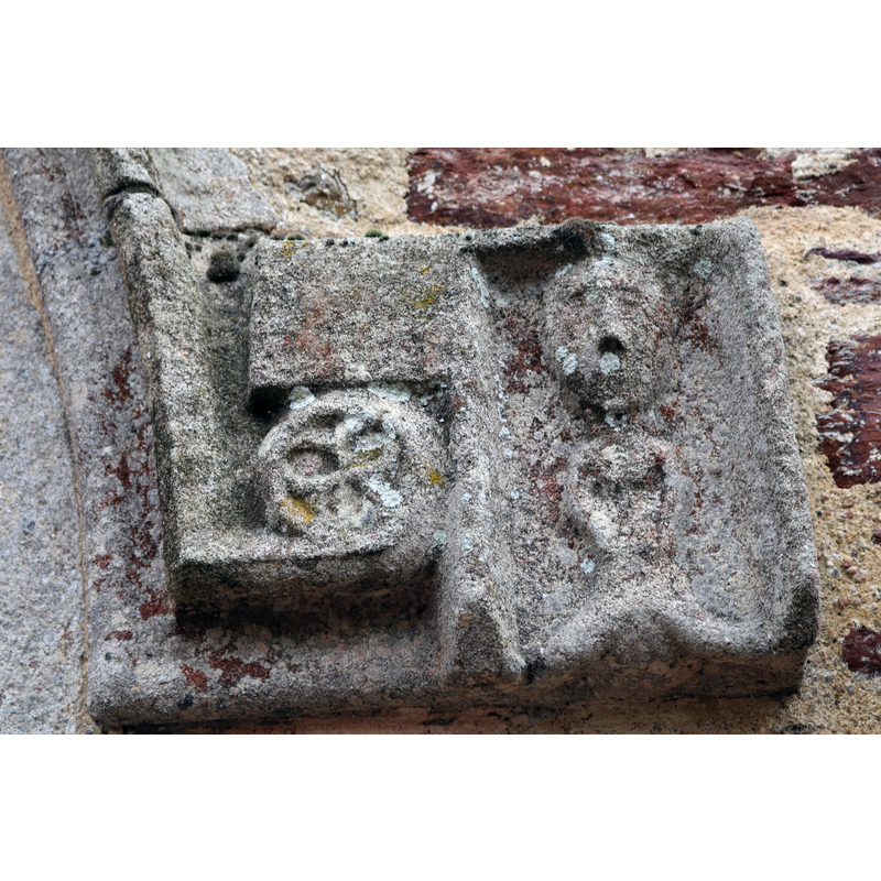 Source caption: "Ornements sculptés à la base de l'archivolte surmontant le portail ouest de l'église de Saint-léry (Morbihan, France)"