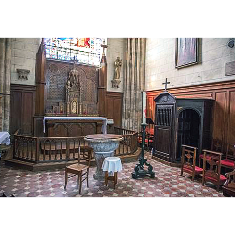Source caption: "Dans la chapelle sous le clocher, les fonts baptismaux avec cuve du XVIe."