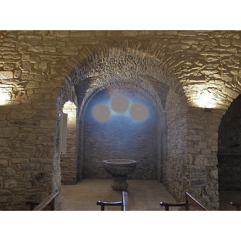 Source caption: "Hay dos capillas en el lado del evangelio y tres en el de la epístola. A todas se accede mediante arcos de medio punto y se cubren con bóvedas de cañón, de distintas calidades, excepto la capilla central del lado sur que se cubre con bóveda de lunetos. En esa capilla hay una pila bautismal de copa gallonada, de buena factura. Esta pila estaba situada anteriormente junto a la puerta de entrada."