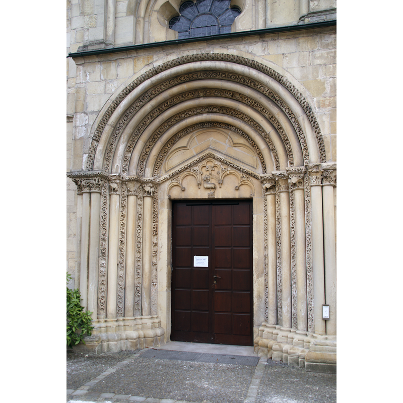 Source caption: "St. Johannis der Täufer, romanische Hallenkirche, Hauptportal"