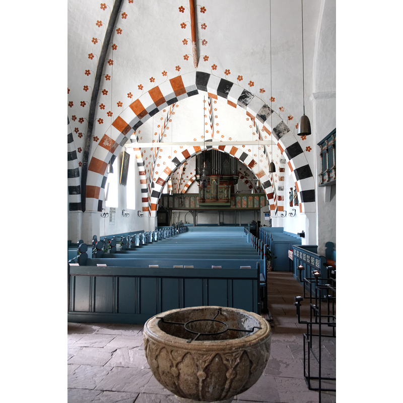 Source caption: "Kirche St. Nicolai in Wyk, Ortsteil Boldixum, auf der Insel Föhr: Blick vom Taufstein zur Orgel."