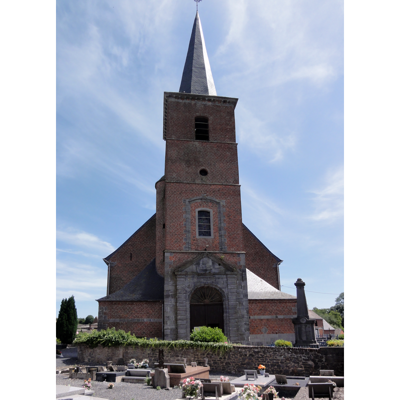 Source caption: "Gussignies (Nord, Fr) église Saint-Médard, façade."