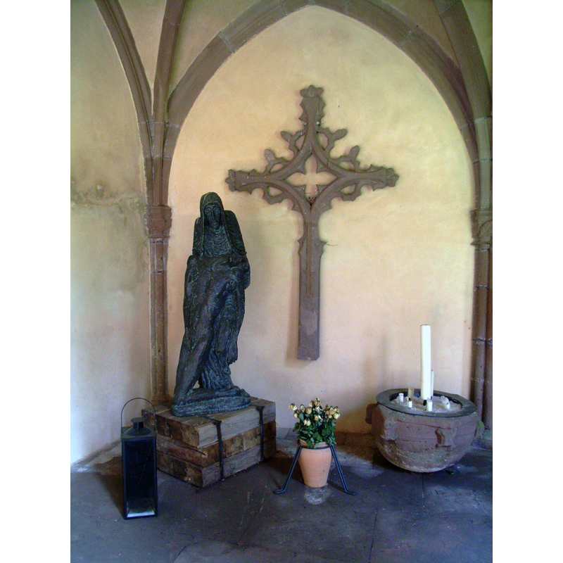 Source caption: "Stiftskirche in Kyllburg, Deutschland. Kreuz und pieta im Kreuzgang."